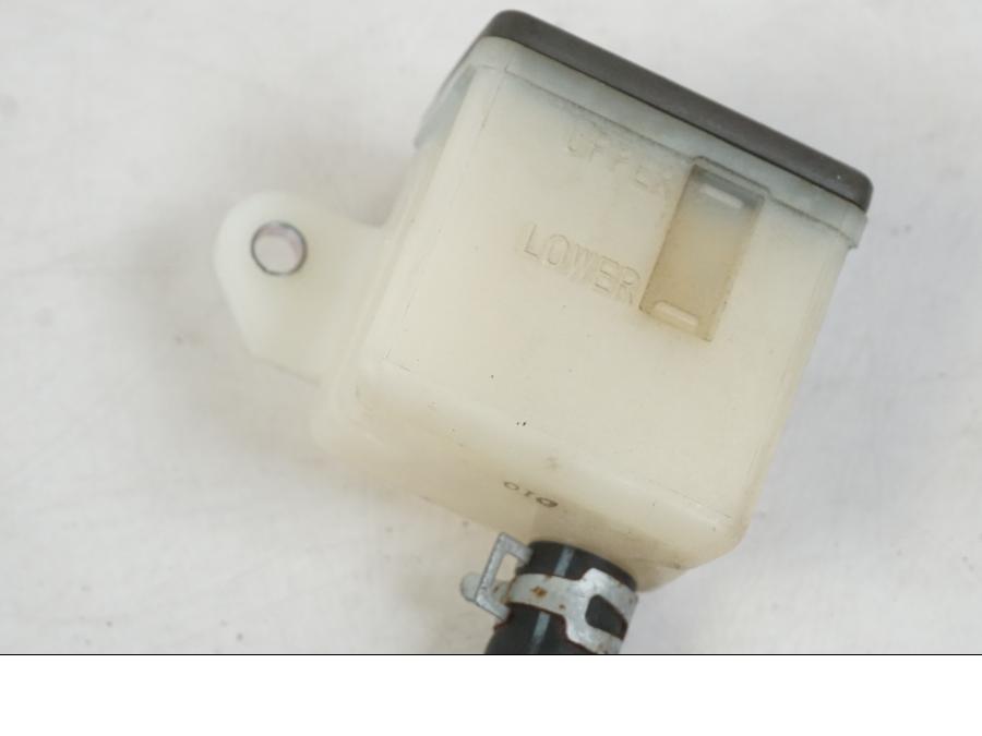 Vänster sida på Bromsvätskebehållare från en Suzuki VZR 1800 -2009 motorcykel.