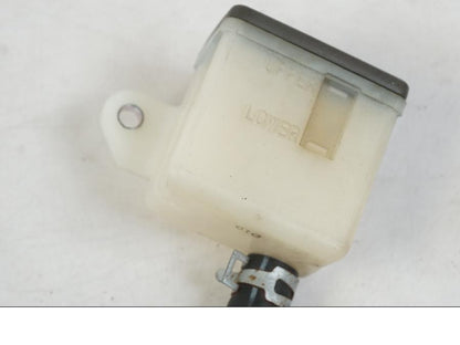 Vänster sida på Bromsvätskebehållare från en Suzuki VZR 1800 -2009 motorcykel.