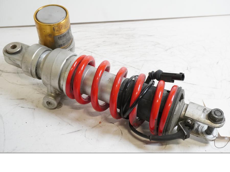 Framsidan på Stötdämpare från en BMW S 1000 R -2015 motorcykel.