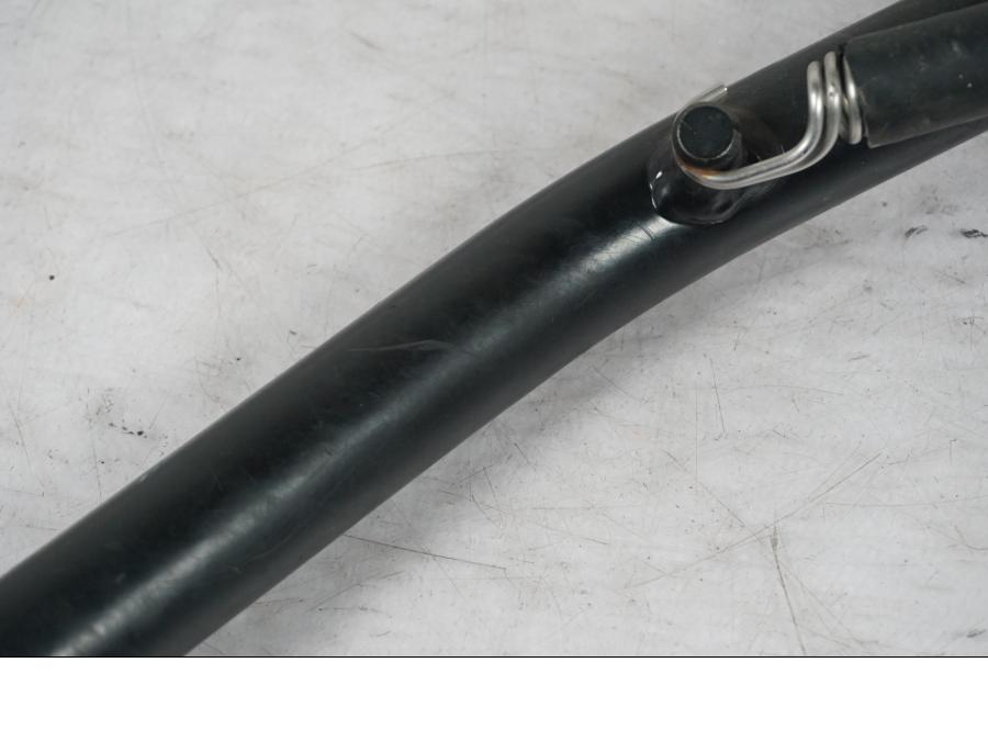 Snett uppifrån på Sidostöd från en KTM 690 SM R -2009 motorcykel.