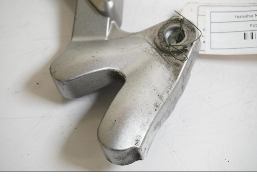Baksidan på Fotpinnefäste från en Yamaha MT-01 -2005 motorcykel.
