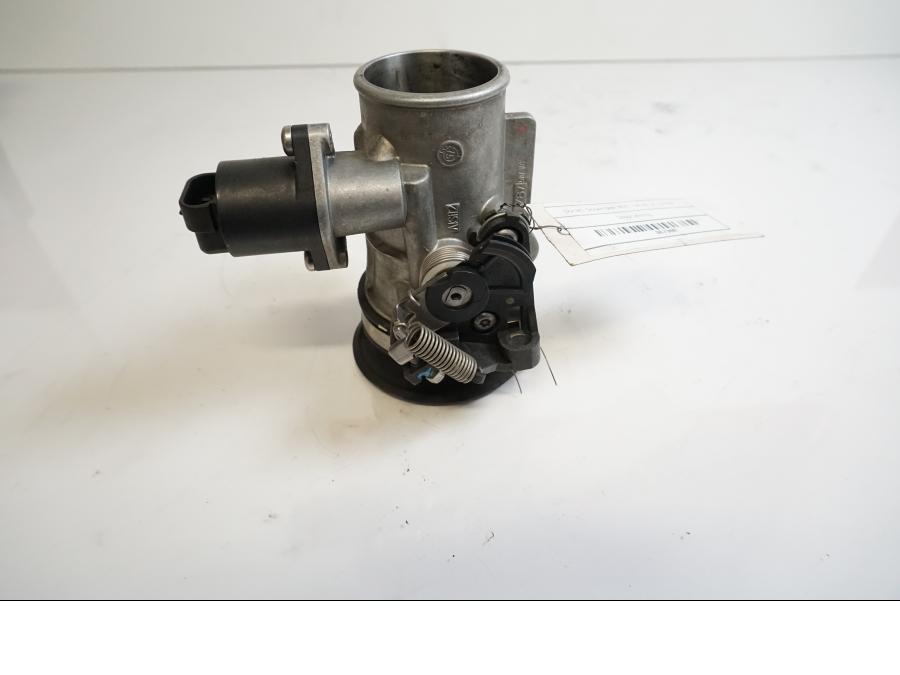 Snett uppifrån på Spjällhus från en Ducati Scrambler 800 -2016 motorcykel.