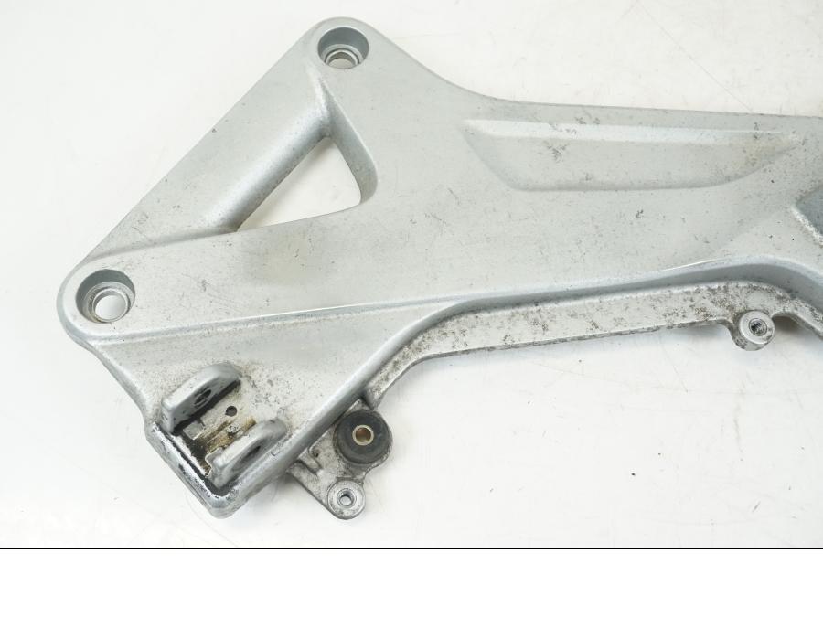 Baksidan på Fotpinnefäste från en Honda ST 1300 -2002 motorcykel.