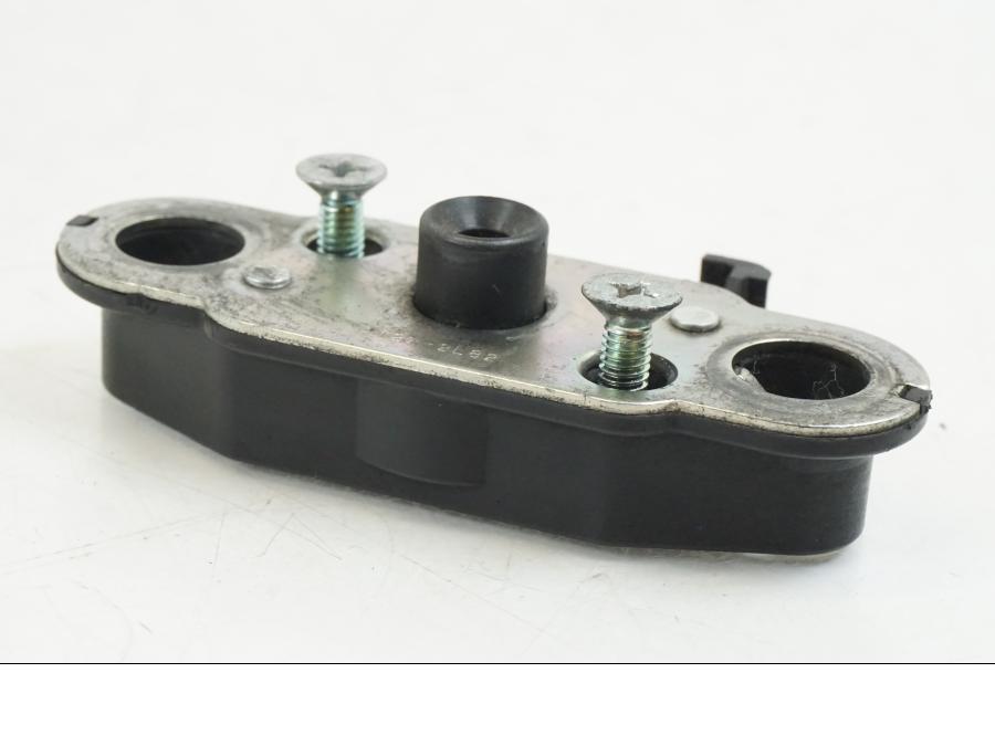 Höger sida på Sadellåsmekanism från en Suzuki GSX-R 750 -2008 motorcykel.