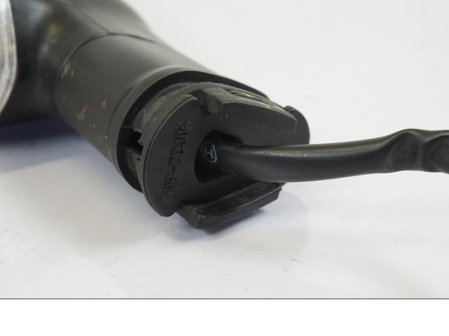 Snett nerifrån på Blinkers från en Yamaha MT-07 -2016 motorcykel.