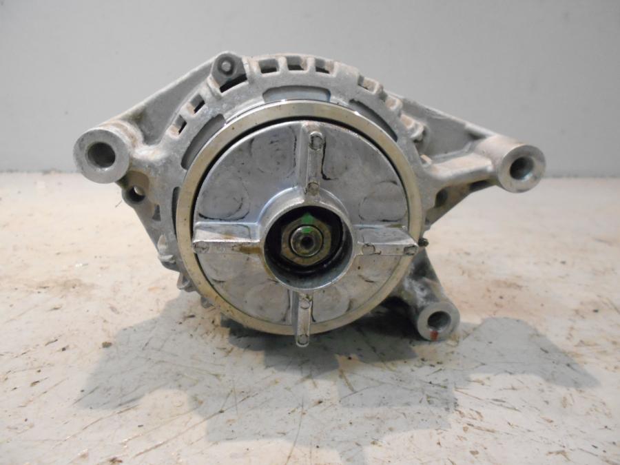 Höger sida på Generator från en BMW K 1300 R -2009 motorcykel.