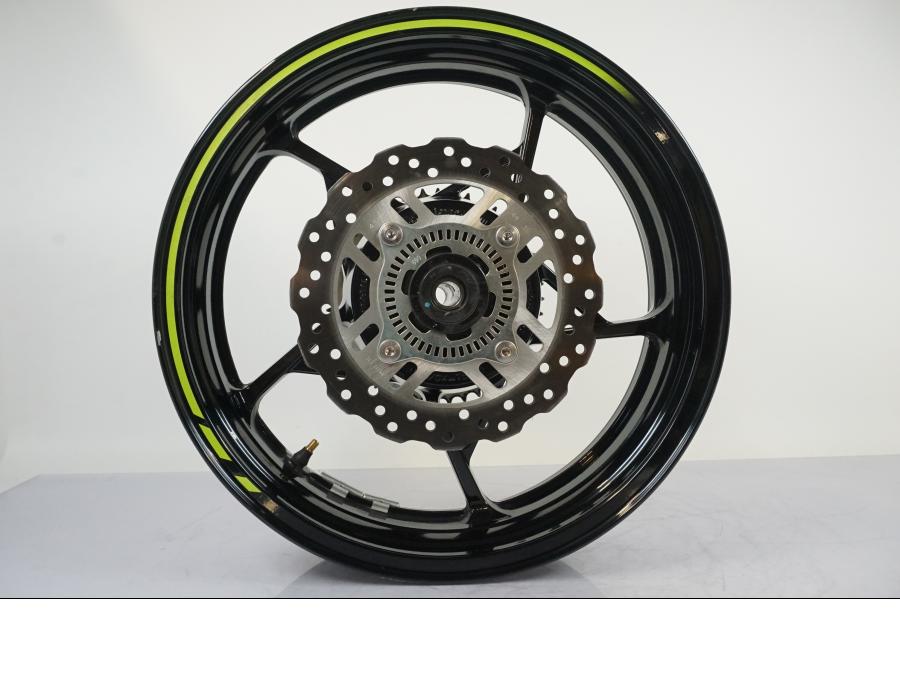 Snett uppifrån på Hjulpaket från en Kawasaki Z 900 -2021 motorcykel.