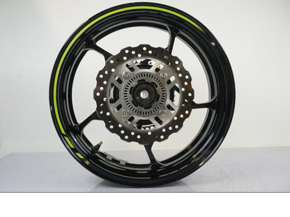 Snett uppifrån på Hjulpaket från en Kawasaki Z 900 -2021 motorcykel.