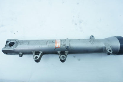 Snett nerifrån på Gaffelben från en Honda VFR 750 -1992 motorcykel.