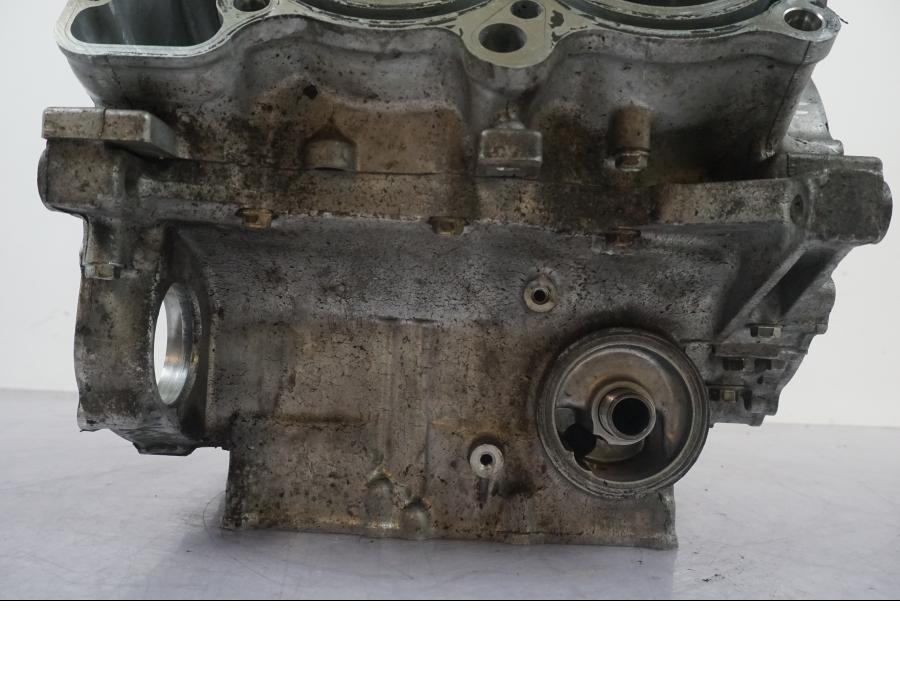 Snett nerifrån på Motorblock från en Honda VFR 800 -2005 motorcykel.