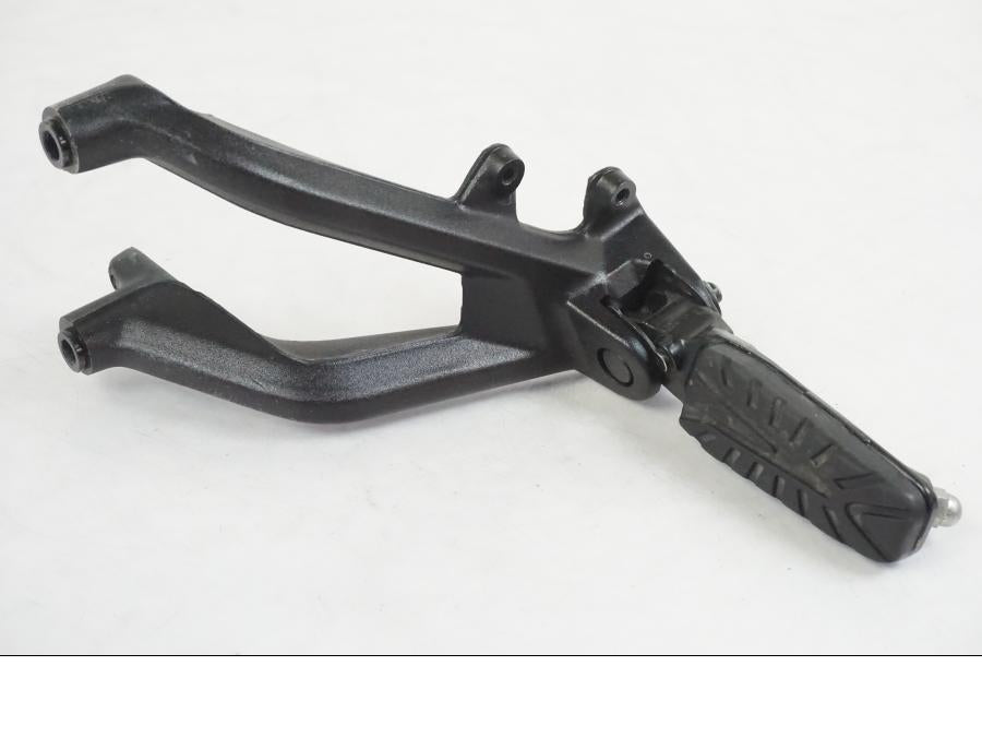 Framsidan på Fotpinne från en KTM 390 Adventure -2021 motorcykel.