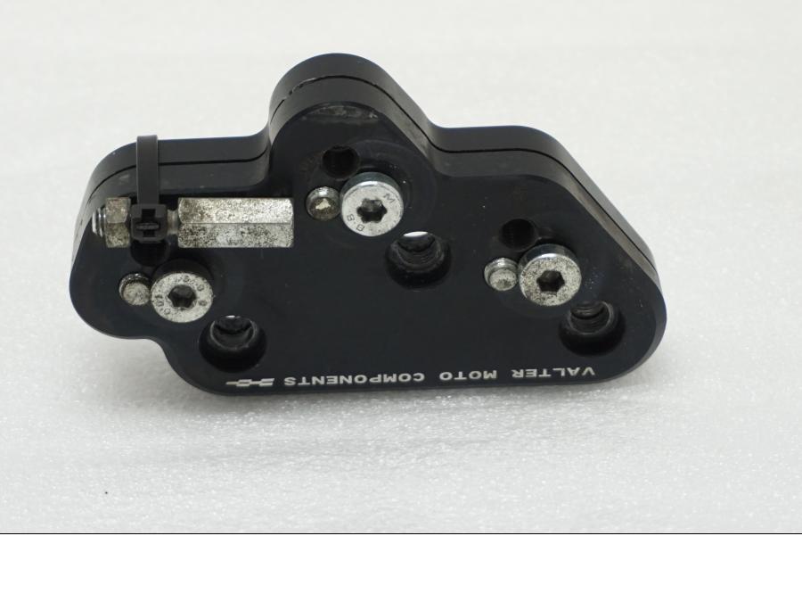 Framsidan på Fotpinnefäste inre från en Suzuki GSX 1300 BK -2008 motorcykel.