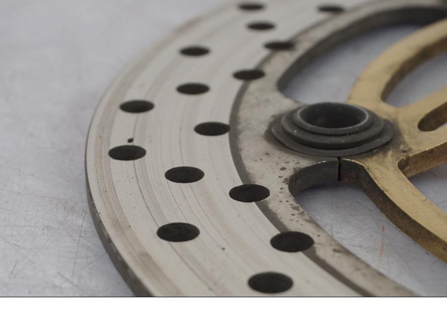 Snett uppifrån på Bromsskiva från en Suzuki SV 650 -1999 motorcykel.