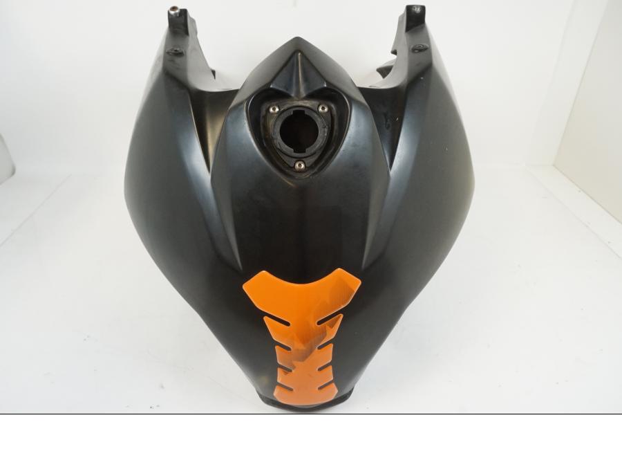 Vänster sida på Bensintank från en KTM 990 SM -2009 motorcykel.