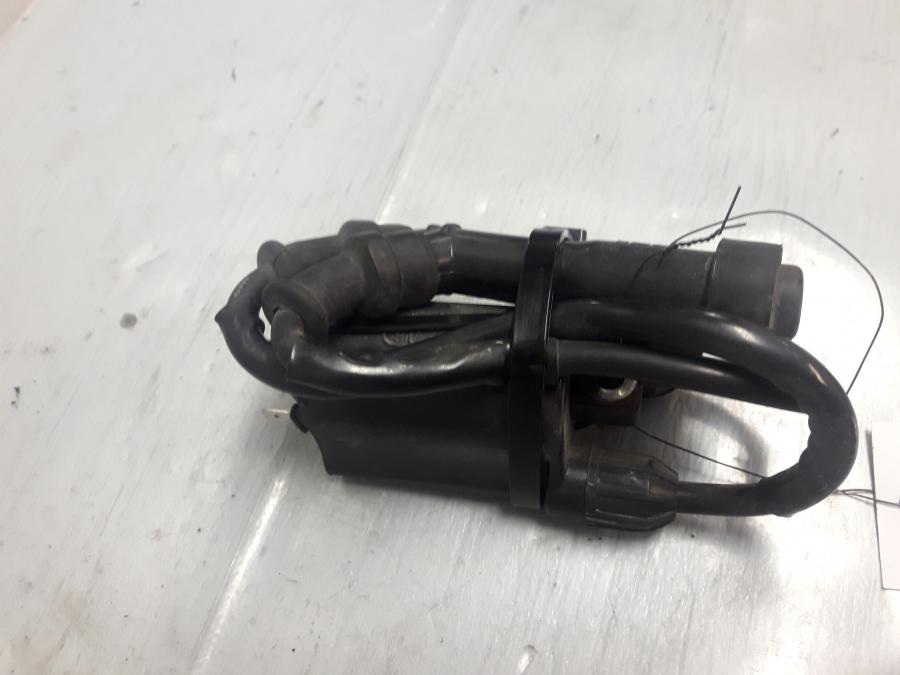 Framsidan på Tändspole från en Honda CB 750 SF -1999 motorcykel.