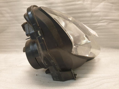 Vänster sida på Strålkastare från en Honda CBR 125 R -2004 motorcykel.