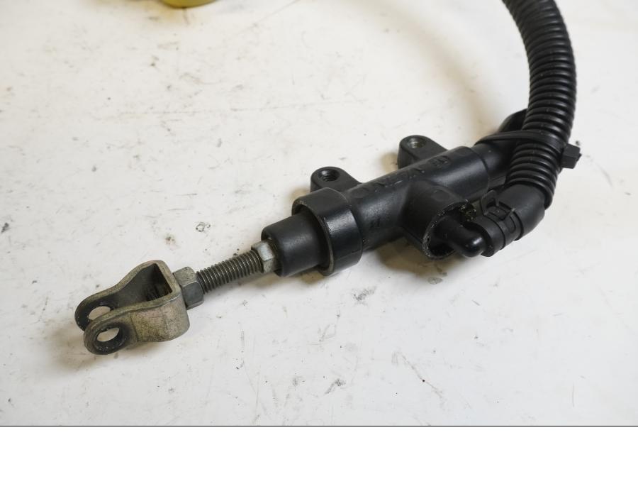 Vänster sida på Bromshuvudcylinder från en Buell XB 12 -2006 motorcykel.