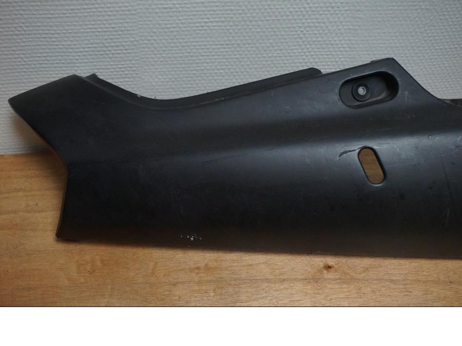 Framsidan på <p>Bakvinge höger från Suzuki GSX-R 1995.</p>

<p>Lackobjekt, lagad insida bak.</p> motorcykel.