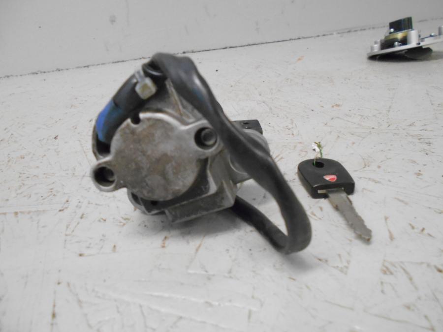 Höger sida på Låssats från en Ducati 848 EVO -2011 motorcykel.