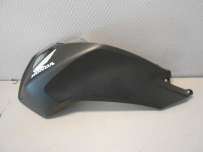 Framsidan på Bensintankskåpa från en Honda NC 750 S -2017 motorcykel.