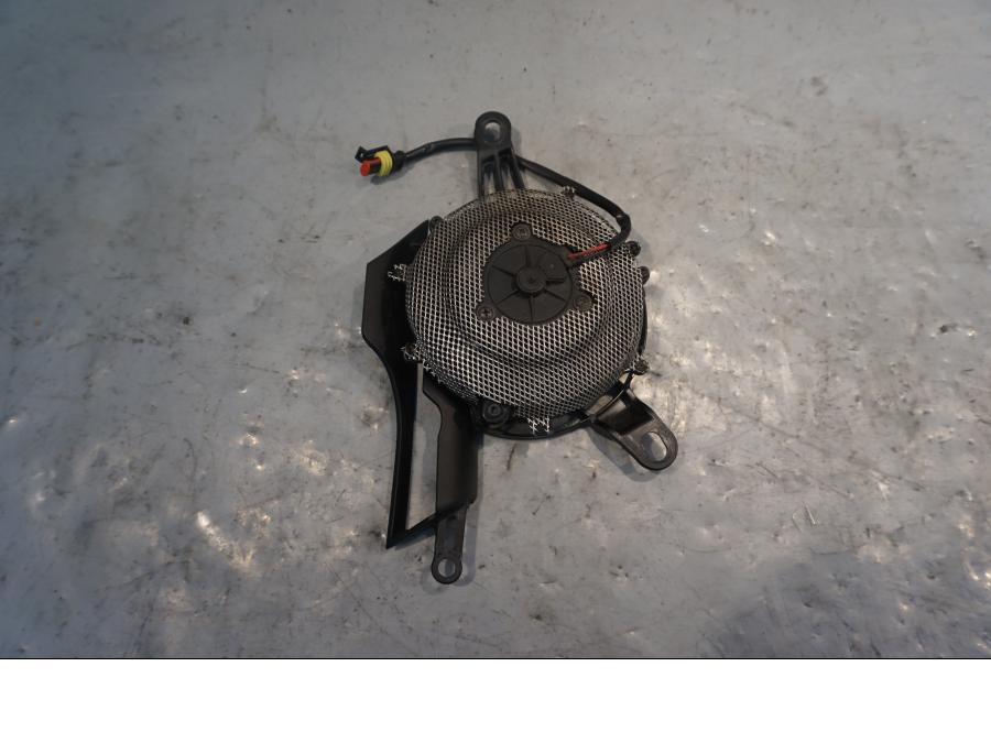 Framsidan på Vattenkylfläkt från en Ducati Diavel -2015 motorcykel.