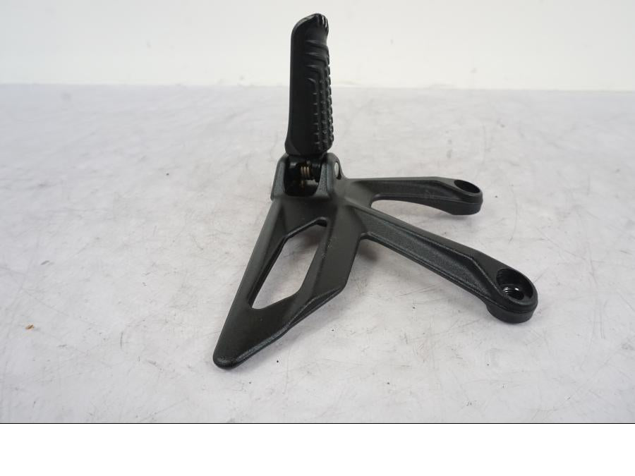 Höger sida på Fotpinne från en KTM 1290 Super Duke R -2021 motorcykel.