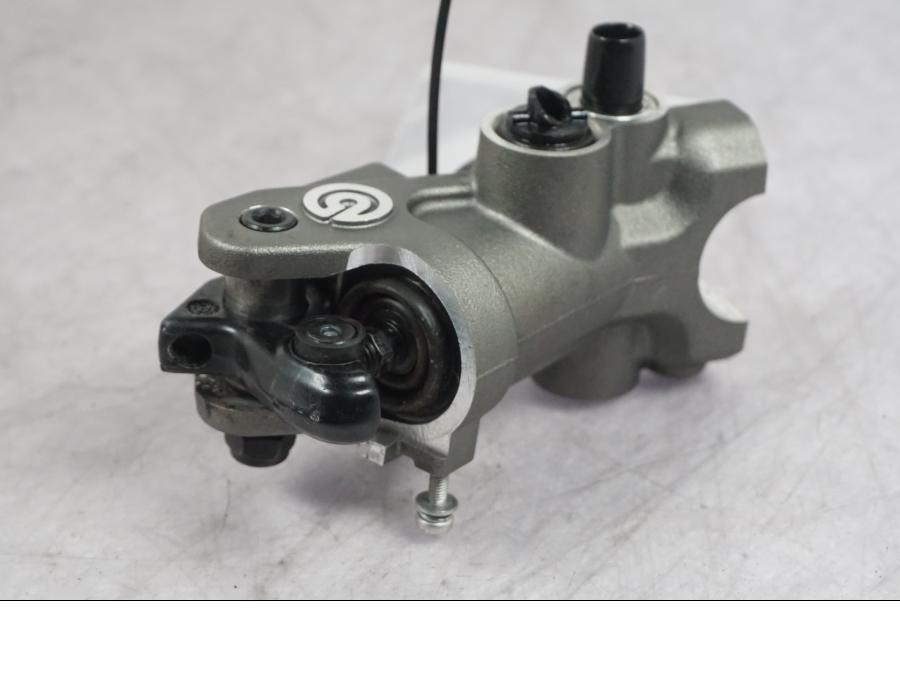 Snett uppifrån på Kopplingshuvudcylinder från en Ducati Multistrada V4 -2024 motorcykel.