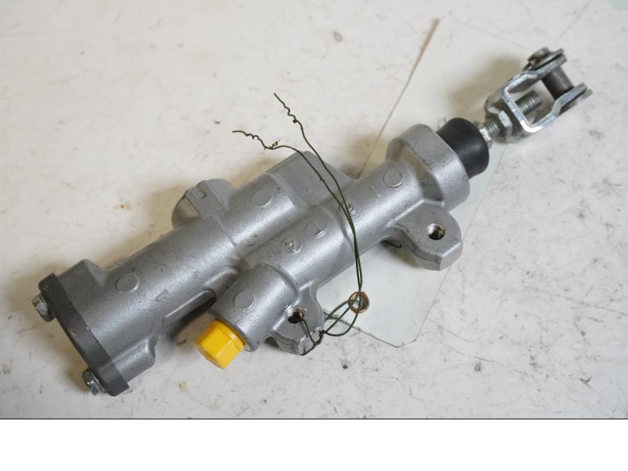 Baksidan på Bromshuvudcylinder från en Aprilia SXV 550 -2008 motorcykel.