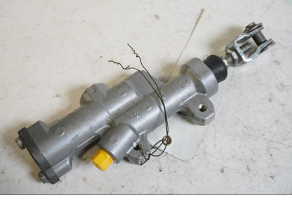 Baksidan på Bromshuvudcylinder från en Aprilia SXV 550 -2008 motorcykel.