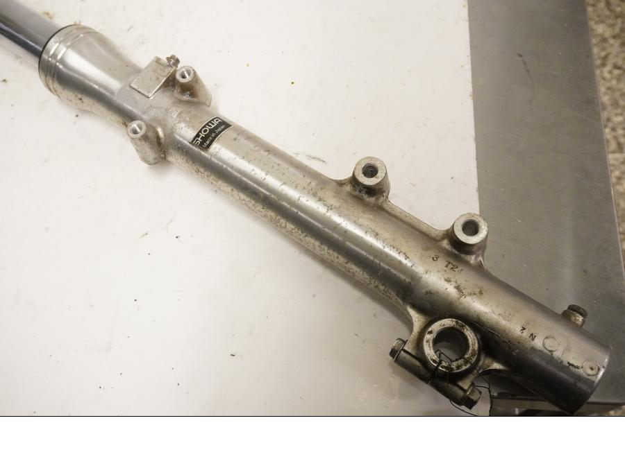 Vänster sida på Gaffelben från en Kawasaki VN 750 -1994 motorcykel.