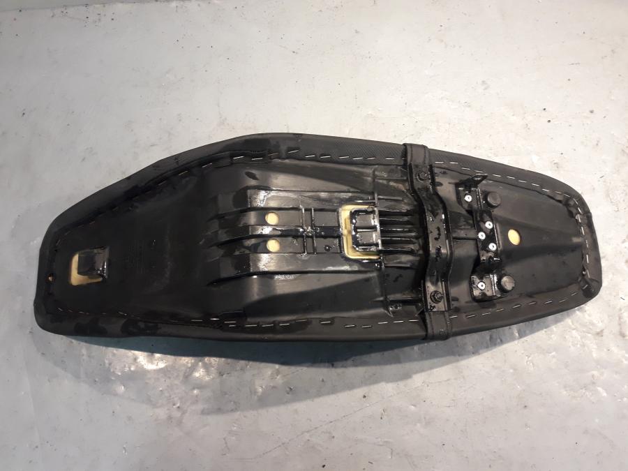 Snett uppifrån på Sadel från en Yamaha WR 125 -2010 motorcykel.