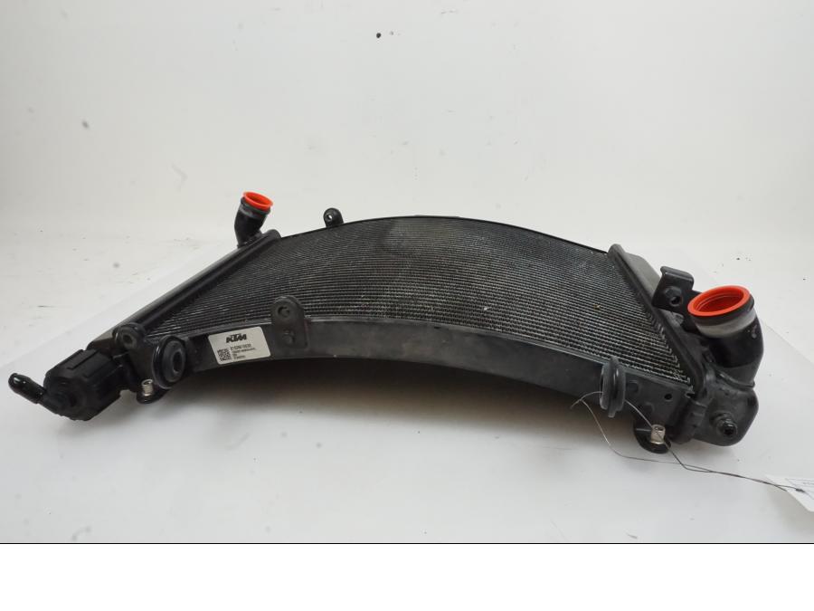 Snett uppifrån på Vattenkyl från en KTM 1290 Super Duke -2019 motorcykel.