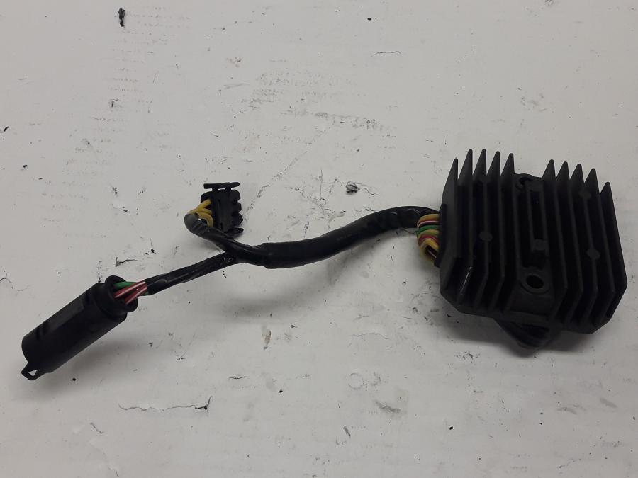 Framsidan på Likriktare från en BMW F 800 ST -2010 motorcykel.