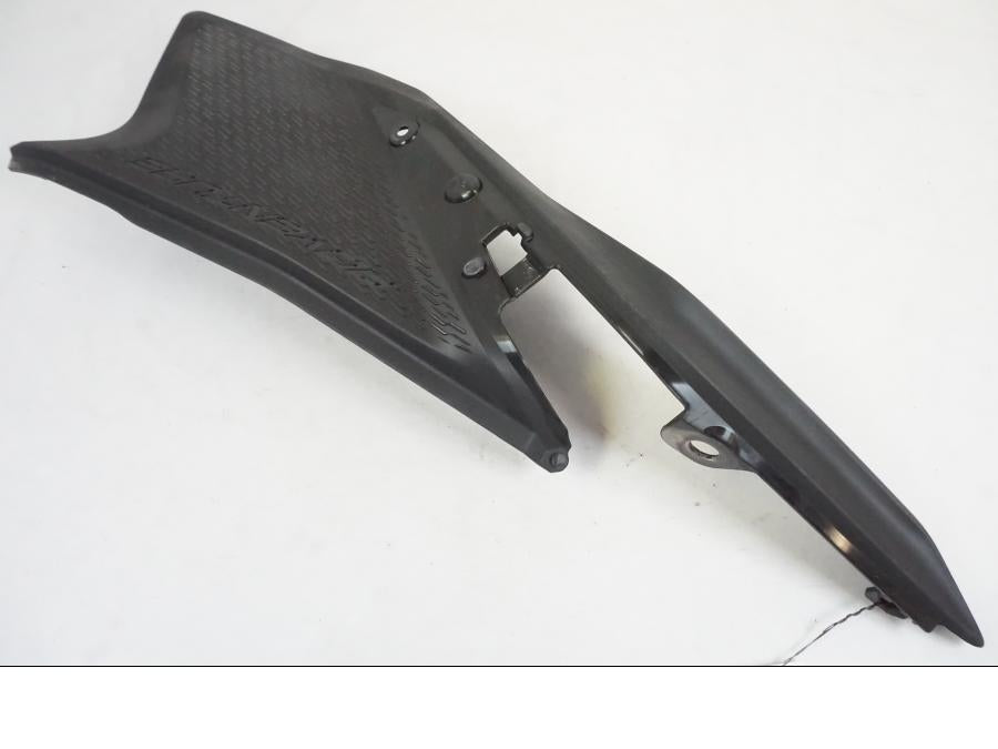 Vänster sida på Sidopanel från en KTM 390 Adventure -2021 motorcykel.