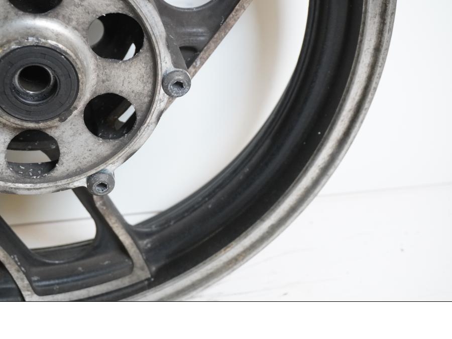 Vänster sida på Fälg från en Yamaha FJ 1200 -1986 motorcykel.