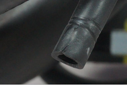 Snett nerifrån på Vattenkyl Slang Set från en Ducati Multistrada V4 -2024 motorcykel.