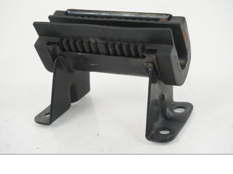 Baksidan på Bensintankfäste från en Suzuki VS 1400 -1999 motorcykel.