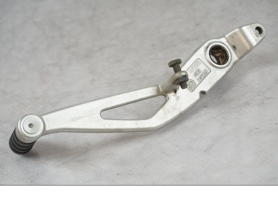 Snett nerifrån på Bromspedal från en BMW R 1200 R -2007 motorcykel.