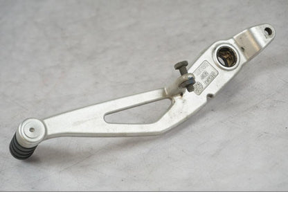 Snett nerifrån på Bromspedal från en BMW R 1200 R -2007 motorcykel.