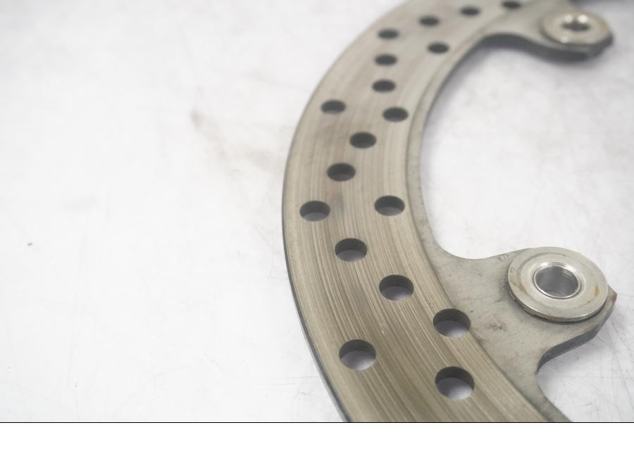 Baksidan på Bromsskiva från en BMW F 800 R -2011 motorcykel.