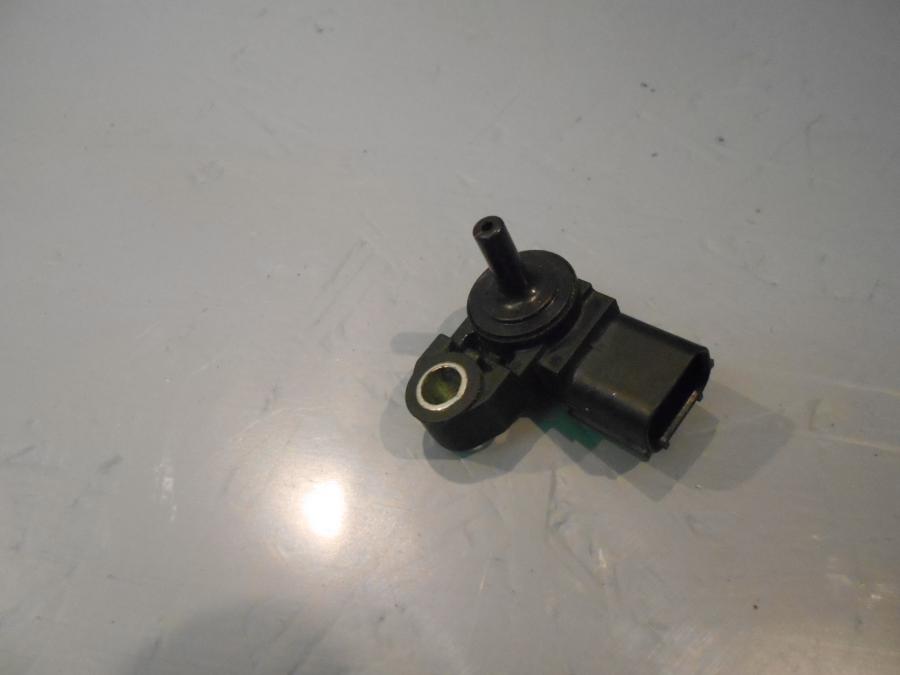 Baksidan på Mapsensor från en Triumph Tiger 800 -2016 motorcykel.