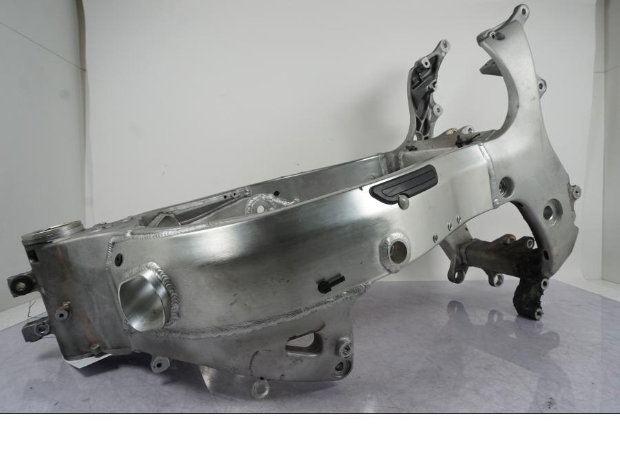 Snett nerifrån på Ram från en Suzuki GSX 1300 RX -1999 motorcykel.