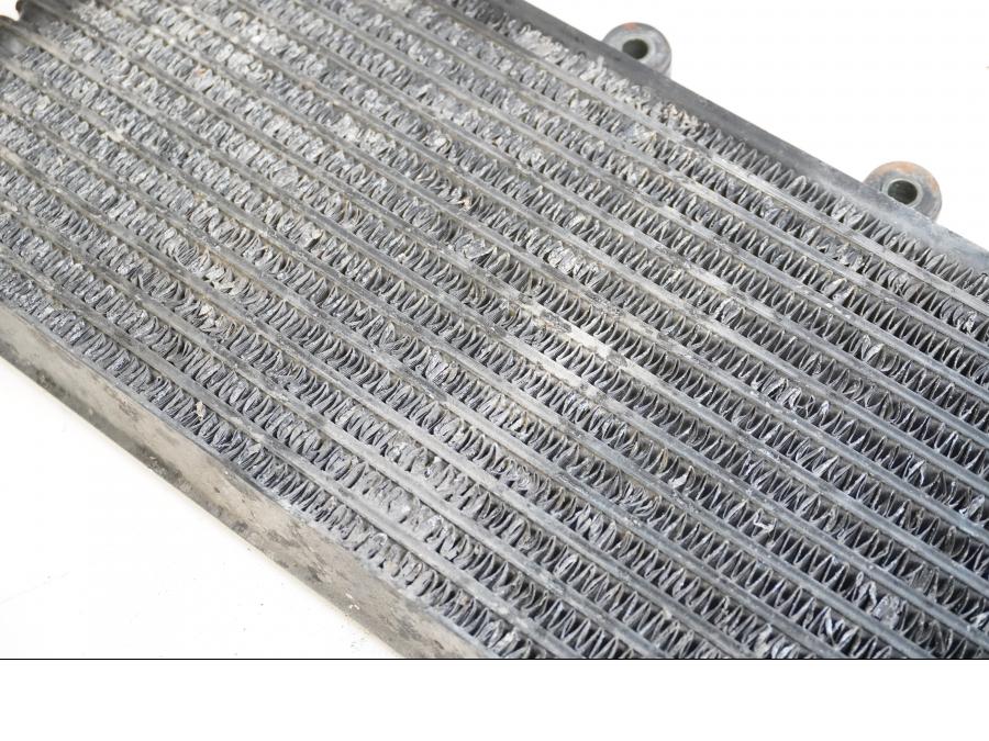 Höger sida på Oljekyl från en Suzuki GSX 750 -1998 motorcykel.