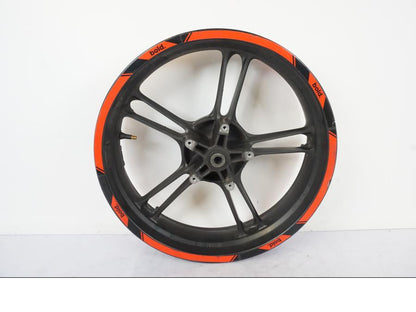 Snett nerifrån på Fälg från en Yamaha YZF-R 125 -2008 motorcykel.