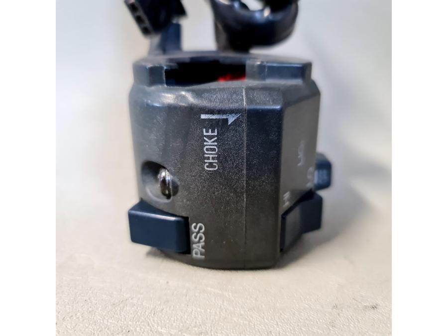 Vänster sida på Styrelreglage från en Kawasaki Zephyr 750 -1991 motorcykel.