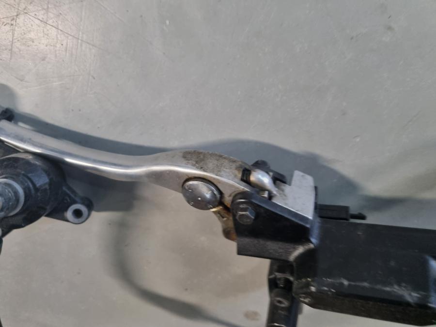 Snett uppifrån på Kopplingsgrepp från en Yamaha XT 1200 Z -2011 motorcykel.