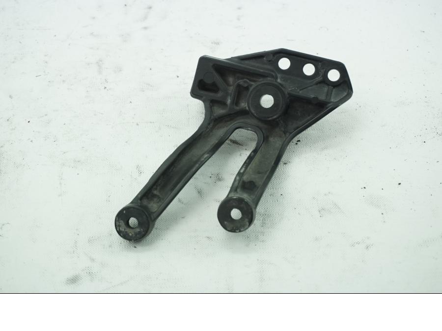 Baksidan på Fotpinnefäste från en Suzuki DL 1000 -2005 motorcykel.