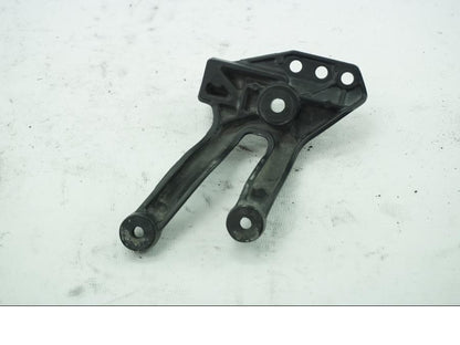 Baksidan på Fotpinnefäste från en Suzuki DL 1000 -2005 motorcykel.