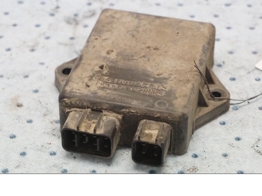 Framsidan på CDI / ECU från en Kawasaki EN 500 -1999 motorcykel.