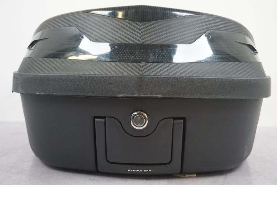 Vänster sida på Topbox från en Triumph Tiger -2009 motorcykel.